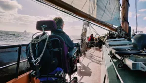 Lut rolstoel zeilen op een zeilschip